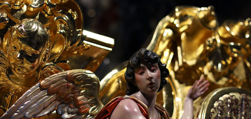 El trono de la malagueña Virgen de la Paloma, al detalle